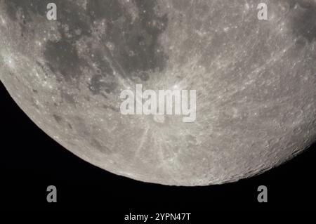Nahaufnahme eines Vollmondes durch ein Teleskop Stockfoto