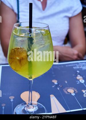 Limoncello mit Eis- und Zitronenscheiben Stockfoto