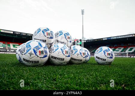 Nijmegen, Niederlande. Dezember 2024. NIJMEGEN, NIEDERLANDE - 1. DEZEMBER: Die Bälle standen während des niederländischen Eredivisie-Spiels zwischen NEC Nijmegen und AFC Ajax im Goffert Stadion am 1. Dezember 2024 in Nijmegen, Niederlande. (Foto: Broer van den Boom/Orange Pictures) Credit: Orange Pics BV/Alamy Live News Stockfoto