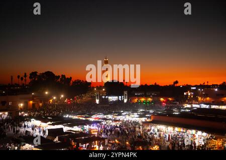 Marktplatz Jemaa el-fna, Marrakesch, Marokko bei Sonnenuntergang Stockfoto