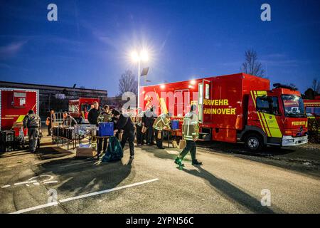 Amerikanische fünf-Zentner-Bombe im Neubaufeld der Medizinischen Hochschule Hannover MHH entschärft Evakuierung von 9000 Menschen MHH, EInsatzkräfte von Feuerwehr Hannover und Polizei auf dem Parkplatz neben der Haupteinfahrt, Aufnahme von Verpflegungspaketen Hannover Hannonver, Groß-Buchholz Niedersachsen 9000, Region Hannover Stockfoto