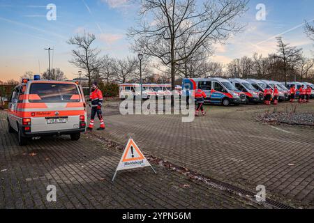 Amerikanische fünf-Zentner-Bombe im Neubaufeld der Medizinischen Hochschule Hannover MHH entschärft Evakuierung von 9000 Menschen Parkplatz eines Unternehmens an der Baumschulenallee, jetzt Bereitstellungsplatz von Krankenwagen Hannover Hannonver, Groß-Buchholz Niedersachsen, Region Hannover Deutschland *** amerikanische fünf-Zentner-Bombe entschärft im Neubaugebiet der Medizinischen Schule Hannover MHH Evakuierung von 9000 Personen Parkplatz eines Unternehmens in der Baumschulenallee, Hannover, Großraum Hannover, Hannover, jetzt Hannholz Region Hannonver, Großraum Hannonholz, Großraum Hannover, Großraum Hannover, Großraum Hannover Stockfoto