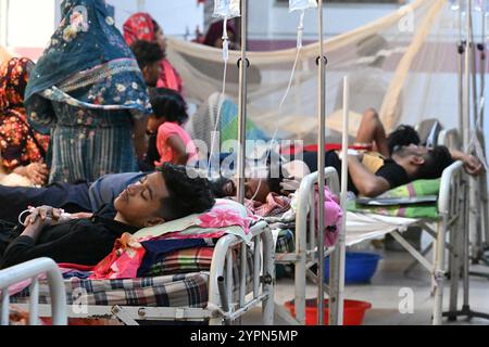 Patienten, die an Dengue-Fieber leiden, werden in der Aufnahmeabteilung des Mugdha General Hospital in Dhaka, Bangladesch, behandelt Stockfoto