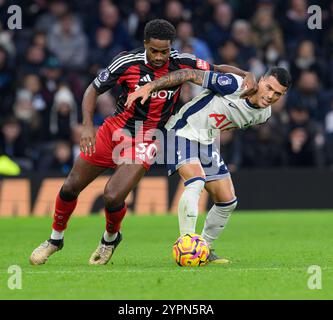 London, Großbritannien. Dezember 2024. London, England - 1. Dezember 2024: Fulham Ryan Sessegnon (links) kämpft gegen Tottenham Hotspur's Pedro Porro (rechts) während des Spiels der Premier League 2024/25 League zwischen Tottenham Hotspur FC und Fulham FC im Tottenham Hotspur Stadium am 1. Dezember 2024 in London. (Foto: David Horton/SPP) (David Horton/SPP) Credit: SPP Sport Press Photo. /Alamy Live News Stockfoto