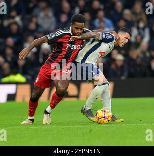 London, Großbritannien. Dezember 2024. London, England - 1. Dezember 2024: Fulham Ryan Sessegnon (links) kämpft gegen Tottenham Hotspur's Pedro Porro (rechts) während des Spiels der Premier League 2024/25 League zwischen Tottenham Hotspur FC und Fulham FC im Tottenham Hotspur Stadium am 1. Dezember 2024 in London. (Foto: David Horton/SPP) (David Horton/SPP) Credit: SPP Sport Press Photo. /Alamy Live News Stockfoto