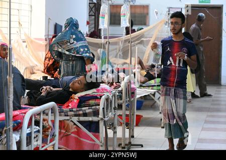 Patienten, die an Dengue-Fieber leiden, werden in der Aufnahmeabteilung des Mugdha General Hospital in Dhaka, Bangladesch, behandelt Stockfoto