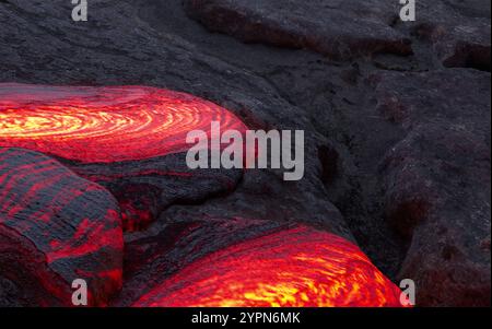 Leuchtende rote und orangene Lavaflüsse bilden einen auffälligen Kontrast zu dunklen vulkanischen Felsen und zeigen die rohe Kraft vulkanischer Aktivität. Stockfoto