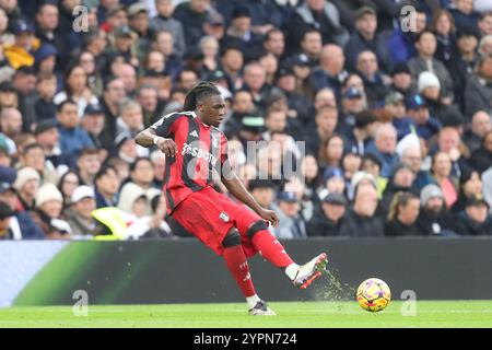 Tottenham Hotspur Stadium, London, Großbritannien. Dezember 2024. Premier League Football, Tottenham Hotspur gegen Fulham; Calvin Bassey von Fulham Credit: Action Plus Sports/Alamy Live News Stockfoto