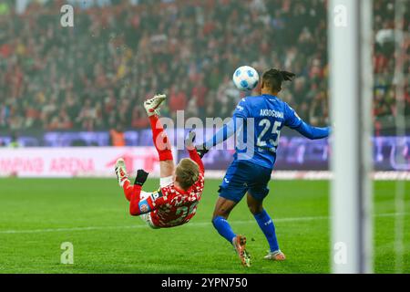 Mainz, Deutschland. Dezember 2024. Teil vom 12. Spieltag der 1. Fu?Ball Bundesliga zwischen 1. FSV Mainz 05 und TSG Hoffenheim in der MEWA Arena in Mainz am 01.12.2024 // DFL/DFB-Vorschriften verbieten jede Verwendung von Fotografien als Bildsequenzen und/oder Quasi-Video. Quelle: dpa/Alamy Live News Stockfoto