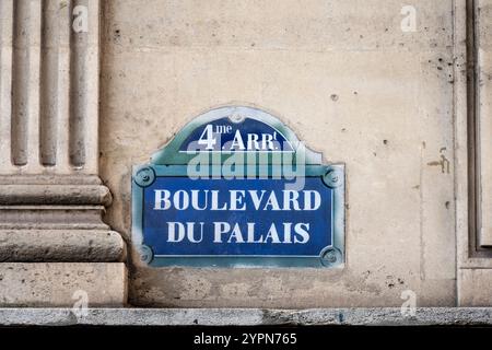 Altes französisches Straßenschild für den Boulevard du Palais an der Île de la Cité, Paris. Stockfoto