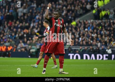 London, Großbritannien. Dezember 2024. Calvin Bassey aus Fulham während des Spiels Spurs vs Fulham, Premier League im Tottenham Hotspur Stadium London. Dieses Bild ist NUR für REDAKTIONELLE ZWECKE bestimmt. Für jede andere Verwendung ist eine Lizenz von Football DataCo erforderlich. Quelle: MARTIN DALTON/Alamy Live News Stockfoto