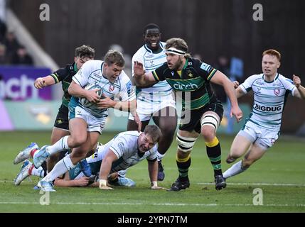 Northampton, Großbritannien. November 2024. Angus Scott-Young aus Northampton und Jack Singleton aus Gloucester im Gallagher Premiership Rugby-Spiel zwischen Northampton Saints und Gloucester Rugby im Cinch Stadium am 29. November 2024 in London. Quelle: Gary Mitchell, GMP Media/Alamy Live News Stockfoto