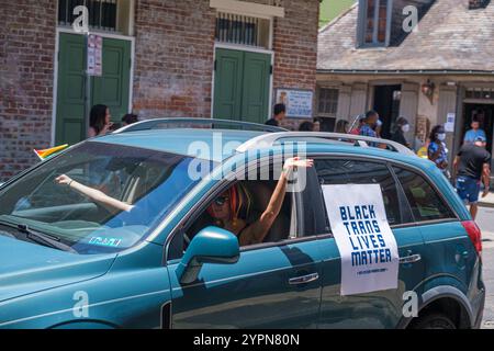 NEW ORLEANS, LA, USA – 13. JUNI 2020: Demonstranten von Black Trans Lives Matter winken bei einer Parade aus dem Auto Stockfoto