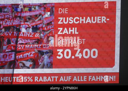 Mainz, Deutschland. Dezember 2024. Die Zuschauerzahl betr?gt 30400. Teil vom 12. Spieltag der 1. Fu?Ball Bundesliga zwischen 1. FSV Mainz 05 und TSG Hoffenheim in der MEWA Arena in Mainz am 01.12.2024 // DFL/DFB-Vorschriften verbieten jede Verwendung von Fotografien als Bildsequenzen und/oder Quasi-Video. Quelle: dpa/Alamy Live News Stockfoto