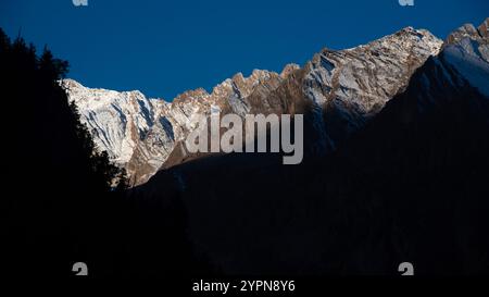 Die Morgensonne beleuchtet die schneebedeckten Gipfel des himalaya Stockfoto