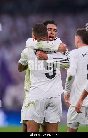 Madrid, Spanien. Dezember 2024. MADRID, SPANIEN - 1. DEZEMBER: Kylian Mbappe Mittelstürmer von Real Madrid feiert, nachdem er beim LaLiga EA Sports Spiel zwischen Real Madrid und Getafe CF am 1. Dezember 2024 im Santiago Bernabeu Stadion in Madrid das zweite Tor seiner Mannschaft erzielt hat. (Foto von Francisco Macia/Photo Players Images/Magara Press) Credit: Magara Press SL/Alamy Live News Stockfoto
