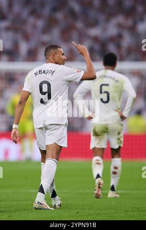 Madrid, Spanien. Dezember 2024. MADRID, SPANIEN - 1. DEZEMBER: Kylian Mbappe Mittelstürmer von Real Madrid feiert, nachdem er beim LaLiga EA Sports Spiel zwischen Real Madrid und Getafe CF am 1. Dezember 2024 im Santiago Bernabeu Stadion in Madrid das zweite Tor seiner Mannschaft erzielt hat. (Foto von Francisco Macia/Photo Players Images/Magara Press) Credit: Magara Press SL/Alamy Live News Stockfoto