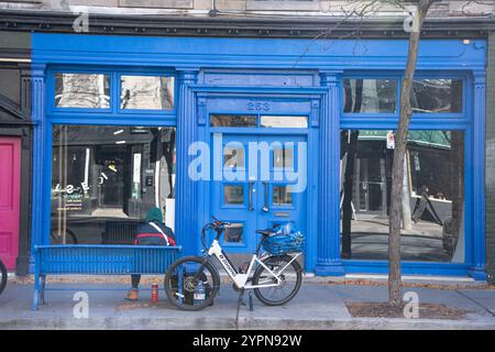 Blauer Eingang und blaue Bank auf der Queen Street West in der Innenstadt von Toronto, Ontario, Kanada Stockfoto