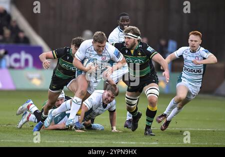 Northampton, Großbritannien. November 2024. Jack Singleton aus Gloucester und Angus Scott-Young aus Nortampton im Spiel zwischen Northampton Saints und Gloucester Rugby im Cinch Stadium am 29. November 2024 in London. Quelle: Gary Mitchell, GMP Media/Alamy Live News Stockfoto