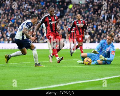 London, Großbritannien. Dezember 2024. London, England - 1. Dezember 2024: Bernd Leno (rechts) unter Druck von Tottenham Hotspur's Pedro Porro (links) während des Spiels der Premier League 2024/25 zwischen Tottenham Hotspur FC und Fulham FC im Tottenham Hotspur Stadium am 1. Dezember 2024 in London. (Foto: David Horton/SPP) (David Horton/SPP) Credit: SPP Sport Press Photo. /Alamy Live News Stockfoto