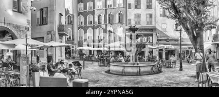 GRASSE, FRANKREICH - AUGUST 17: Blick auf den Place aux Aires, zentraler Platz in Grasse, Cote d'Azur, Frankreich, wie am 17. August 2019 zu sehen. Die Stadt ist univer Stockfoto