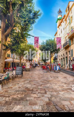 GRASSE, FRANKREICH - AUGUST 17: Blick auf den Place aux Aires, zentraler Platz in Grasse, Cote d'Azur, Frankreich, wie am 17. August 2019 zu sehen. Die Stadt ist univer Stockfoto