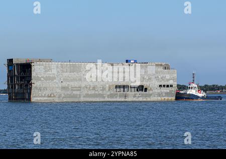 Saint-Nazaire, Frankreich. November 30.2024: Während der Krieg in der Ukraine eskaliert, bevor potenzielle Verhandlungen und ein Wettlauf um neue militärische Technologien stattfinden, schauen Sie zurück auf ein vergessenes Ereignis. Vor zehn Jahren, in den letzten Novembertagen 2014, weigerte sich der französische Präsident Francois Hollande, den Vertrag über die Lieferung von zwei Hubschrauberträgern (Klasse BPC Mistral) nach Russland im Gefolge der Invasion auf der Krim einzuhalten. Gleichzeitig wurde sensibles IT-Equipment von einem der beiden im Bau befindlichen Schiffe gestohlen: Den amphibischen Kriegsschiffen LHD Wladiwostok und Sebastopol (Landing Helicopter Dock). Quelle: KEVIN IZORCE/Ala Stockfoto