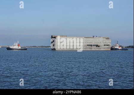 Saint-Nazaire, Frankreich. November 30.2024: Während der Krieg in der Ukraine eskaliert, bevor potenzielle Verhandlungen und ein Wettlauf um neue militärische Technologien stattfinden, schauen Sie zurück auf ein vergessenes Ereignis. Vor zehn Jahren, in den letzten Novembertagen 2014, weigerte sich der französische Präsident Francois Hollande, den Vertrag über die Lieferung von zwei Hubschrauberträgern (Klasse BPC Mistral) nach Russland im Gefolge der Invasion auf der Krim einzuhalten. Gleichzeitig wurde sensibles IT-Equipment von einem der beiden im Bau befindlichen Schiffe gestohlen: Den amphibischen Kriegsschiffen LHD Wladiwostok und Sebastopol (Landing Helicopter Dock). Quelle: KEVIN IZORCE/Ala Stockfoto