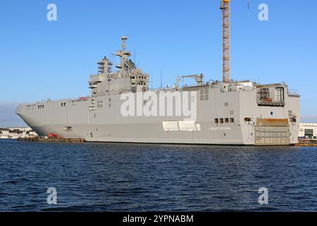 Saint-Nazaire, Frankreich. November 30.2024: Während der Krieg in der Ukraine eskaliert, bevor potenzielle Verhandlungen und ein Wettlauf um neue militärische Technologien stattfinden, schauen Sie zurück auf ein vergessenes Ereignis. Vor zehn Jahren, in den letzten Novembertagen 2014, weigerte sich der französische Präsident Francois Hollande, den Vertrag über die Lieferung von zwei Hubschrauberträgern (Klasse BPC Mistral) nach Russland im Gefolge der Invasion auf der Krim einzuhalten. Gleichzeitig wurde sensibles IT-Equipment von einem der beiden im Bau befindlichen Schiffe gestohlen: Den amphibischen Kriegsschiffen LHD Wladiwostok und Sebastopol (Landing Helicopter Dock). Quelle: KEVIN IZORCE/Ala Stockfoto