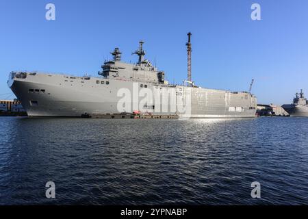 Saint-Nazaire, Frankreich. November 30.2024: Während der Krieg in der Ukraine eskaliert, bevor potenzielle Verhandlungen und ein Wettlauf um neue militärische Technologien stattfinden, schauen Sie zurück auf ein vergessenes Ereignis. Vor zehn Jahren, in den letzten Novembertagen 2014, weigerte sich der französische Präsident Francois Hollande, den Vertrag über die Lieferung von zwei Hubschrauberträgern (Klasse BPC Mistral) nach Russland im Gefolge der Invasion auf der Krim einzuhalten. Gleichzeitig wurde sensibles IT-Equipment von einem der beiden im Bau befindlichen Schiffe gestohlen: Den amphibischen Kriegsschiffen LHD Wladiwostok und Sebastopol (Landing Helicopter Dock). Quelle: KEVIN IZORCE/Ala Stockfoto