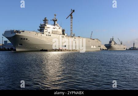 Saint-Nazaire, Frankreich. November 30.2024: Während der Krieg in der Ukraine eskaliert, bevor potenzielle Verhandlungen und ein Wettlauf um neue militärische Technologien stattfinden, schauen Sie zurück auf ein vergessenes Ereignis. Vor zehn Jahren, in den letzten Novembertagen 2014, weigerte sich der französische Präsident Francois Hollande, den Vertrag über die Lieferung von zwei Hubschrauberträgern (Klasse BPC Mistral) nach Russland im Gefolge der Invasion auf der Krim einzuhalten. Gleichzeitig wurde sensibles IT-Equipment von einem der beiden im Bau befindlichen Schiffe gestohlen: Den amphibischen Kriegsschiffen LHD Wladiwostok und Sebastopol (Landing Helicopter Dock). Quelle: KEVIN IZORCE/Ala Stockfoto