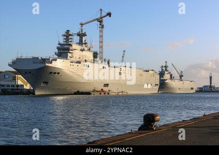 Saint-Nazaire, Frankreich. November 30.2024: Während der Krieg in der Ukraine eskaliert, bevor potenzielle Verhandlungen und ein Wettlauf um neue militärische Technologien stattfinden, schauen Sie zurück auf ein vergessenes Ereignis. Vor zehn Jahren, in den letzten Novembertagen 2014, weigerte sich der französische Präsident Francois Hollande, den Vertrag über die Lieferung von zwei Hubschrauberträgern (Klasse BPC Mistral) nach Russland im Gefolge der Invasion auf der Krim einzuhalten. Gleichzeitig wurde sensibles IT-Equipment von einem der beiden im Bau befindlichen Schiffe gestohlen: Den amphibischen Kriegsschiffen LHD Wladiwostok und Sebastopol (Landing Helicopter Dock). Quelle: KEVIN IZORCE/Ala Stockfoto