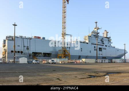 Saint-Nazaire, Frankreich. November 30.2024: Während der Krieg in der Ukraine eskaliert, bevor potenzielle Verhandlungen und ein Wettlauf um neue militärische Technologien stattfinden, schauen Sie zurück auf ein vergessenes Ereignis. Vor zehn Jahren, in den letzten Novembertagen 2014, weigerte sich der französische Präsident Francois Hollande, den Vertrag über die Lieferung von zwei Hubschrauberträgern (Klasse BPC Mistral) nach Russland im Gefolge der Invasion auf der Krim einzuhalten. Gleichzeitig wurde sensibles IT-Equipment von einem der beiden im Bau befindlichen Schiffe gestohlen: Den amphibischen Kriegsschiffen LHD Wladiwostok und Sebastopol (Landing Helicopter Dock). Quelle: KEVIN IZORCE/Ala Stockfoto