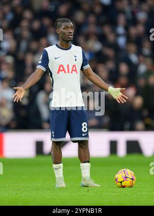 London, Großbritannien. Dezember 2024. London, England - 1. Dezember 2024: Tottenham Hotspur's Yves Bissouma während des Spiels der Premier League 2024/25 zwischen Tottenham Hotspur FC und Fulham FC im Tottenham Hotspur Stadium am 1. Dezember 2024 in London. (Foto: David Horton/SPP) (David Horton/SPP) Credit: SPP Sport Press Photo. /Alamy Live News Stockfoto