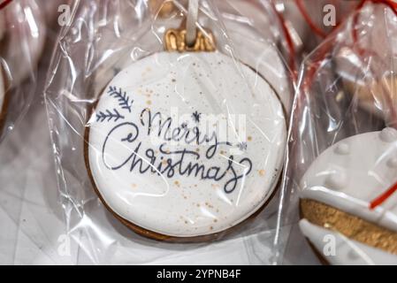 Lebkuchen zu Weihnachten. Kunstvoll hergestellter Lebkuchen in festlicher Atmosphäre. Farbenfrohe Lebkuchen mit handgemachten Mustern. Wunderschön gemachte Weihnachten Stockfoto