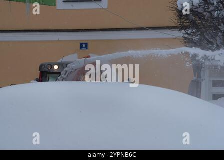 Schneepflug auf Landstraße, Schneeräumfahrzeug im Winterdienst Schneeräumfahrzeug im Winterdienst Stockfoto