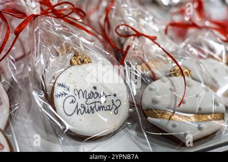 Lebkuchen zu Weihnachten. Kunstvoll hergestellter Lebkuchen in festlicher Atmosphäre. Farbenfrohe Lebkuchen mit handgemachten Mustern. Wunderschön gemachte Weihnachten Stockfoto