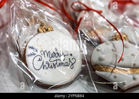 Lebkuchen zu Weihnachten. Kunstvoll hergestellter Lebkuchen in festlicher Atmosphäre. Farbenfrohe Lebkuchen mit handgemachten Mustern. Wunderschön gemachte Weihnachten Stockfoto