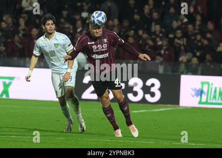 Pawel Jaroszynski von US Salernitana 1919 in Aktion während der Fußball-Serie B BKT zwischen US Salernitana 1919 und Carrarese Calcio im Arechi Stadium Stockfoto