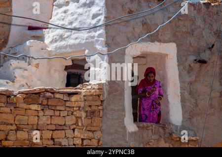 Frau im Fenster, Straßenszene in der Altstadt von Jaisalmer Fort, Rajasthan, Indien. September 2015 Stockfoto
