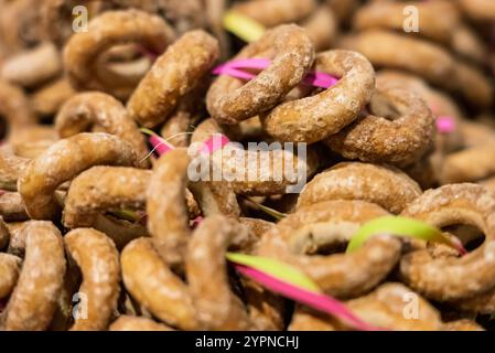 Eine große Menge Brezeln, die an einer Schnur hängen. Nahaufnahme einer Brezel. Viele Bagels Stockfoto