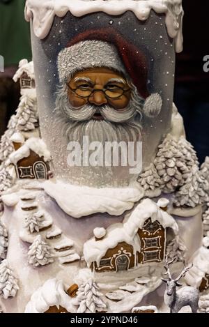 Weihnachtskuchen. Künstlerische Weihnachtskuchen. Handgemachte Weihnachtskuchen. Schokoladenkuchen des Weihnachtsmanns. Süße Schokoladenkuchen Stockfoto