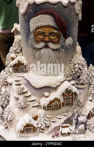 Weihnachtskuchen. Künstlerische Weihnachtskuchen. Handgemachte Weihnachtskuchen. Schokoladenkuchen des Weihnachtsmanns. Süße Schokoladenkuchen Stockfoto