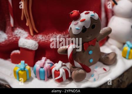 Weihnachtskuchen. Künstlerische Weihnachtskuchen. Handgemachte Weihnachtskuchen. Schokoladenkuchen des Weihnachtsmanns. Süße Schokoladenkuchen Stockfoto