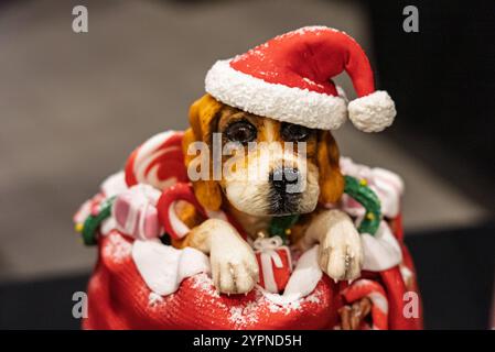 Weihnachtskuchen. Künstlerische Weihnachtskuchen. Handgemachte Weihnachtskuchen. Schokoladenkuchen des Weihnachtsmanns. Süße Schokoladenkuchen Stockfoto