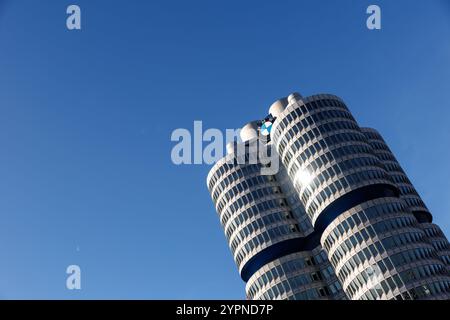 25. November 2024, Bayern, München: Das BMW Markenlogo ist am 25. November 2024 auf dem BMW Vierzylinder (auch BMW Tower und BMW Tower genannt), dem Hauptverwaltungsgebäude und Wahrzeichen des Fahrzeugherstellers BMW, in München (Bayern) zu sehen. Die Bayerische Motoren Werke Aktiengesellschaft (BMW Group) ist eine eingetragene Marke für Automobile des deutschen Automobilherstellers BMW mit Sitz in München. Die Marke des unter Denkmalschutz stehenden Automobil- und Motorradherstellers zeigt die Landesfarben des Freistaates Bayern weiß und blau mit seinen Viertelkreisen. Foto: Matthias Balk/d Stockfoto