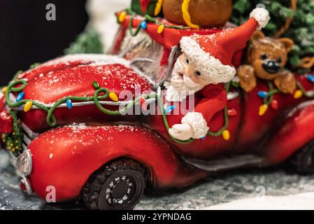 Weihnachtskuchen. Künstlerische Weihnachtskuchen. Handgemachte Weihnachtskuchen. Schokoladenkuchen des Weihnachtsmanns. Süße Schokoladenkuchen Stockfoto