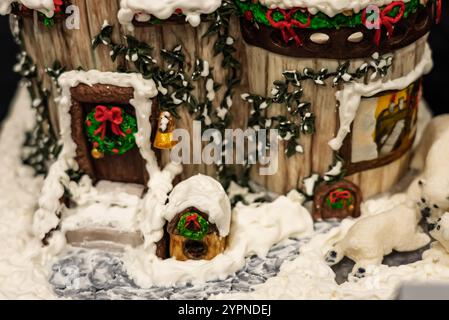 Weihnachtskuchen. Künstlerische Weihnachtskuchen. Handgemachte Weihnachtskuchen. Schokoladenkuchen des Weihnachtsmanns. Süße Schokoladenkuchen Stockfoto