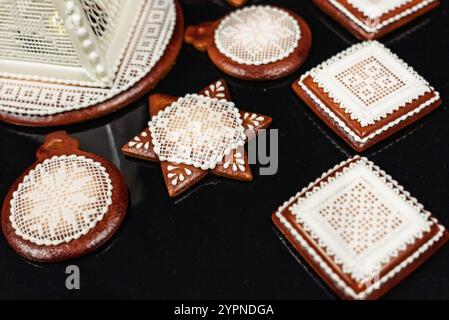 Lebkuchen zu Weihnachten. Kunstvoll hergestellter Lebkuchen in festlicher Atmosphäre. Farbenfrohe Lebkuchen mit handgemachten Mustern. Wunderschön gemachte Weihnachten Stockfoto