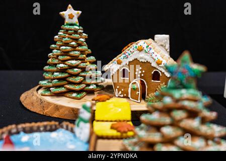 Lebkuchen zu Weihnachten. Kunstvoll hergestellter Lebkuchen in festlicher Atmosphäre. Farbenfrohe Lebkuchen mit handgemachten Mustern. Wunderschön gemachte Weihnachten Stockfoto